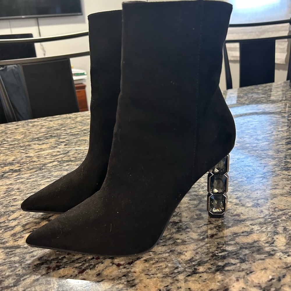 Elegant Black Heeled Boots - Picture 3 of 3
